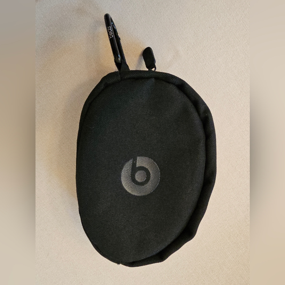 EUC Beats Black Soft Padded Small Accessory Carrying Case with Caribiner